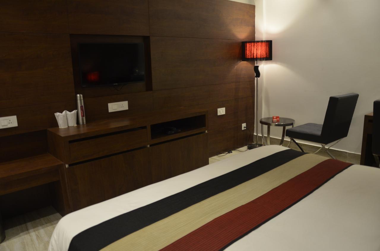 Oyo 1358 Hotel Crossroad Lucknow Extérieur photo