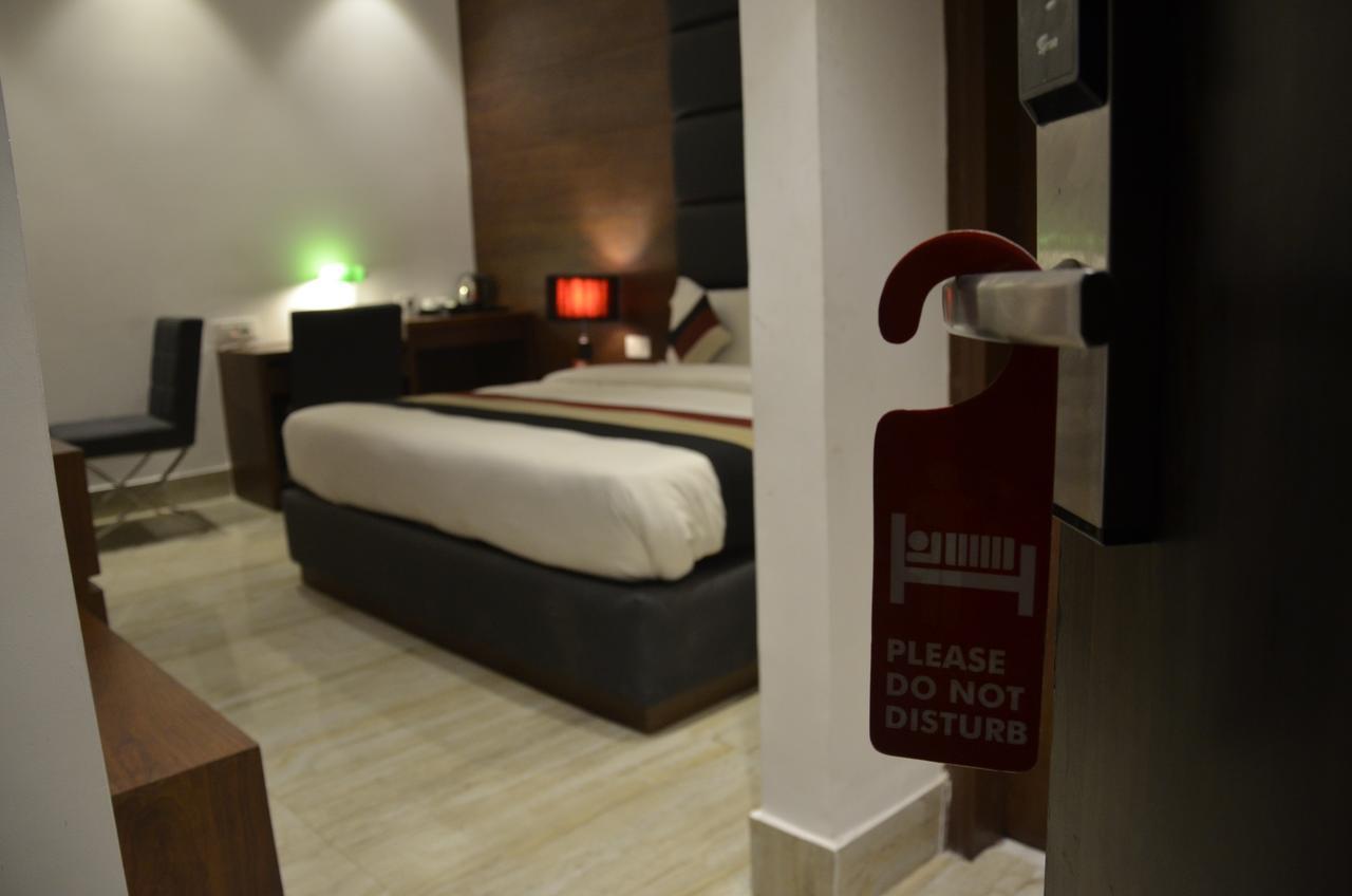 Oyo 1358 Hotel Crossroad Lucknow Extérieur photo
