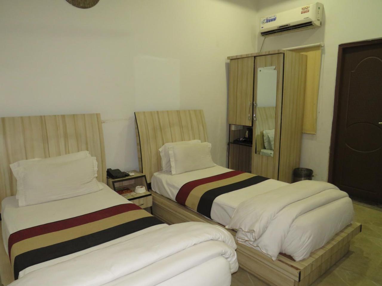 Oyo 1358 Hotel Crossroad Lucknow Extérieur photo