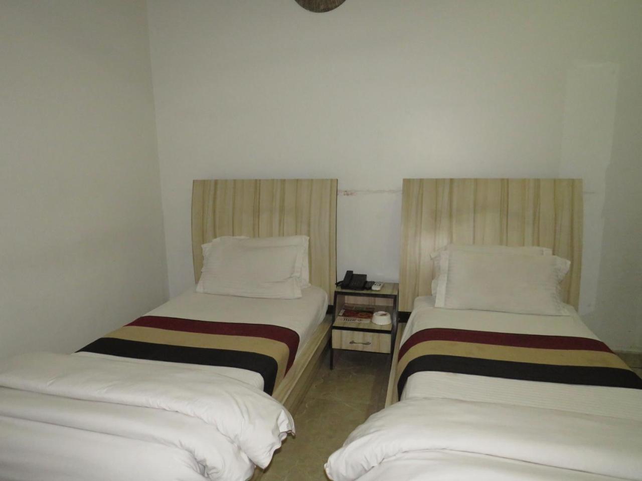 Oyo 1358 Hotel Crossroad Lucknow Extérieur photo