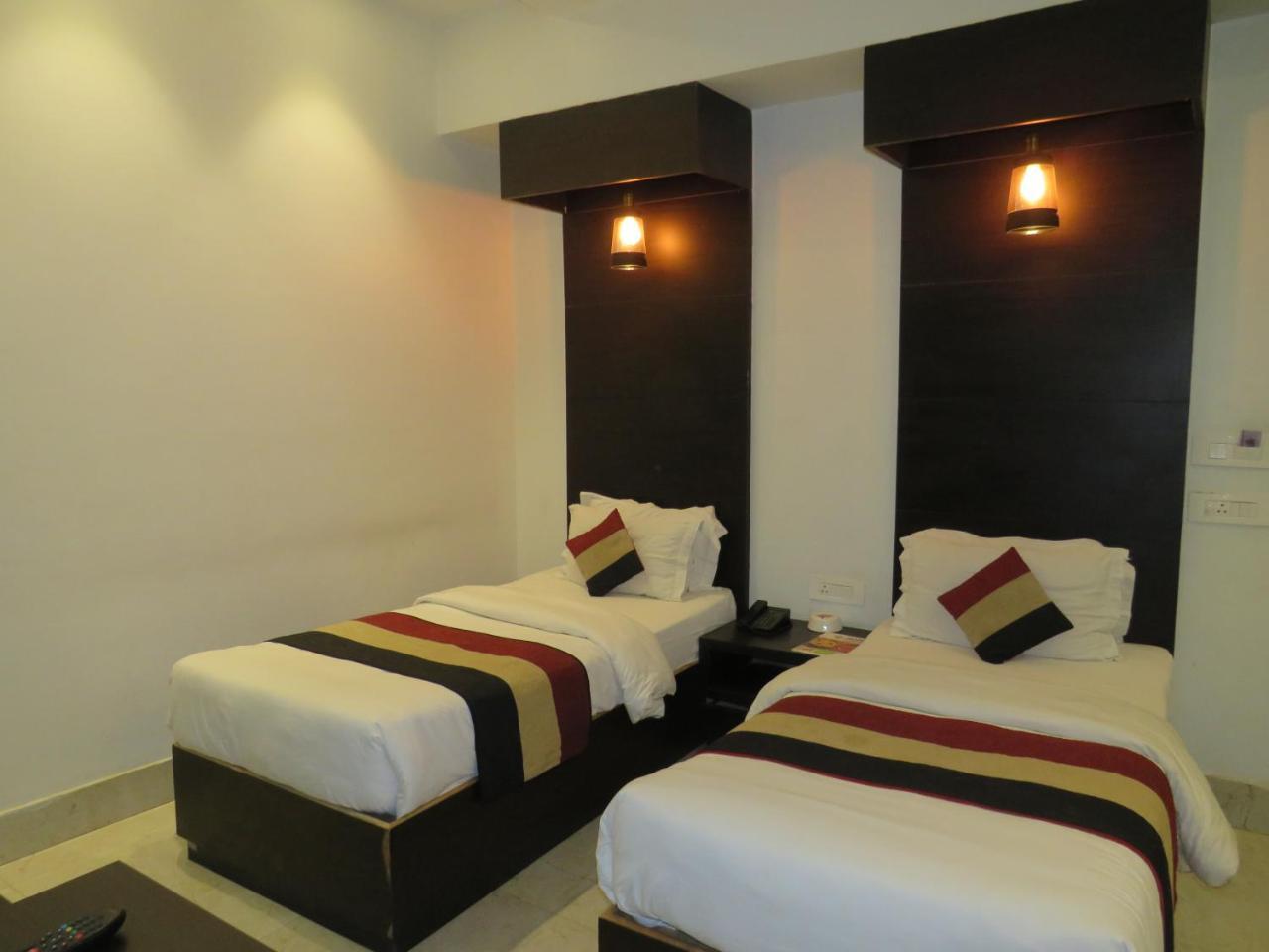Oyo 1358 Hotel Crossroad Lucknow Extérieur photo