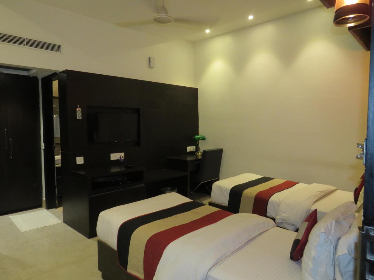 Oyo 1358 Hotel Crossroad Lucknow Extérieur photo